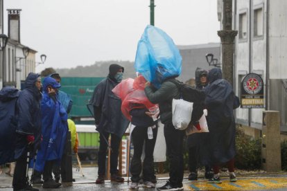 SANTANDER, 09/10/2024.- El huracán Kirk, convertido ya en borrasca a su paso por la península, ha dejado rachas de hasta 205 kilómetros por hora en zonas altas de Cantabria en las últimas horas y un balance de 24 incidencias para Protección Civil, la mayoría caídas de árboles o ramas y desplazamiento de mobiliario urbano. En la imagen, grandes olas chocan este miércoles en Santander. EFE/ Román G. Aguiler