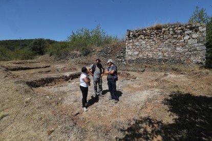 Exhumación de un represaliado de la Guerra Civil en la ruinas romanas de Pedreiras