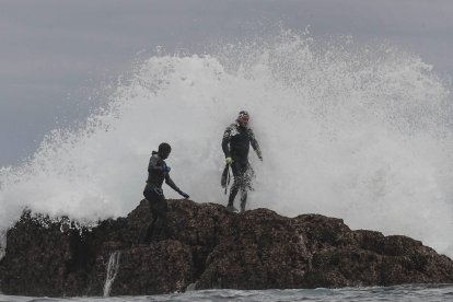 Durante los meses de octubre, noviembre y diciembre, siempre que las mareas acompañen, Marcos Pérez (Ortiguera, 1977), (d, en la imagen), sale desde el puerto asturiano de Navia con su potente lancha a recorrer las costas rocosas de Coaña, donde le espera uno de los manjares más apreciados del mar, el percebe, cuyo precio en lonja puede llegar a superar los 200 euros el kilo en navidades. El de percebeiro es un oficio "de riesgo", bien pagado, pero que "tiene que gustarte", porque "a veces se hace cuesta arriba", ha explicado a EFE Pérez, que lleva diez años recorriendo la costa para recolectar este demandado crustáceo, un arte que en la jerga de la profesión se denomina "cavar" por la particular manera que los mariscadores tienen de extraerlo de la roca. EFE/ J.L. Cereijido