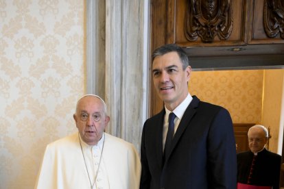 El papa Francisco y el presidente del Gobierno, Pedro Sánchez durante su encuentro este viernes en el Vaticano. EFE/Prensa del Vaticano/ POOL / SOLO USO EDITORIAL/SOLO DISPONIBLE PARA ILUSTRAR LA NOTICIA QUE ACOMPAÑA (CRÉDITO OBLIGATORIO)