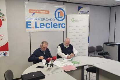 Manuel Rilo, Gerente de E.LECLEC y Estanislao de Luis Calabuig, presidente de la Asociación Española Contra el Cáncer en León.