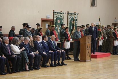 Autoridades en el acto de la Guardia Civil.