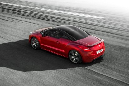 El inspirador carisma del RCZ lo tradujo Peugeot en cantidad de prototipos, ‘concept-car’ y ediciones especiales; incluso con el RCZ Hybrid 4 Concept, la marca ensayaría sus ‘pinitos’ en la hibridación de motores térmicos.