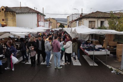 La lluvia amenazó la jornada, lo que no impidió la presencia de personas.