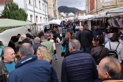 La lluvia amenazó la jornada, lo que no impidió la presencia de personas.