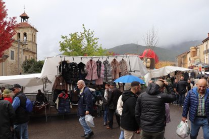 La lluvia amenazó la jornada, lo que no impidió la presencia de personas.