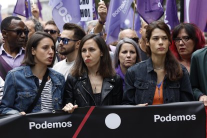 Las militantes de Podemos Ione Belarra (c), Irene Montero (i) e Isa Serra durante la manifestación que bajo el lema 'Se acabó. Bajaremos los alquileres' tiene lugar este domingo en Madrid en reclamo de medidas eficientes que ayuden a contener el precio de la vivienda en alquiler. EFE/Chema Moya