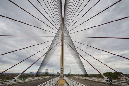 Un joven inglés de 26 años ha fallecido tras precipitarse al suelo mientras escalaba el puente de Castilla-La Mancha, en Talavera de la Reina (Toledo), cuando trataba de crear contenido para sus redes sociales. EFE/Manu Reino