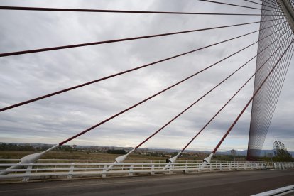 Un joven inglés de 26 años ha fallecido tras precipitarse al suelo mientras escalaba el puente de Castilla-La Mancha, en Talavera de la Reina (Toledo), cuando trataba de crear contenido para sus redes sociales. EFE/Manu Reino