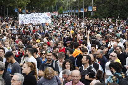 Manifestación que bajo el lema 'Se acabó. Bajaremos los alquileres' tiene lugar este domingo en Madrid en reclamo de medidas eficientes que ayuden a contener el precio de la vivienda en alquiler. EFE/Chema Moya