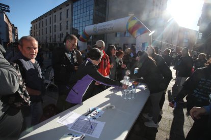 La marcha impulsada por AFA Bierzo partió de la plaza del Ayuntamiento de Ponferrada.