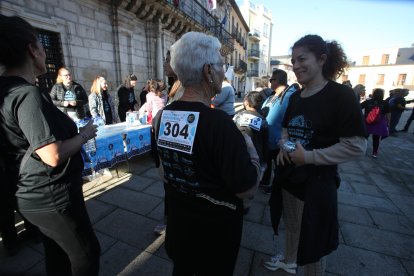 La marcha impulsada por AFA Bierzo partió de la plaza del Ayuntamiento de Ponferrada.