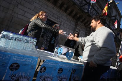 La marcha impulsada por AFA Bierzo partió de la plaza del Ayuntamiento de Ponferrada.