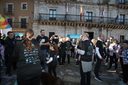 La marcha impulsada por AFA Bierzo partió de la plaza del Ayuntamiento de Ponferrada.