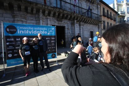 La marcha impulsada por AFA Bierzo partió de la plaza del Ayuntamiento de Ponferrada.