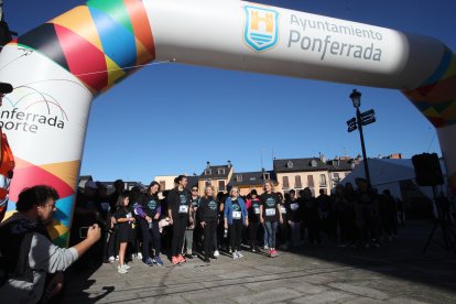 La marcha impulsada por AFA Bierzo partió de la plaza del Ayuntamiento de Ponferrada.