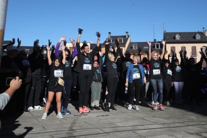 La marcha impulsada por AFA Bierzo partió de la plaza del Ayuntamiento de Ponferrada.