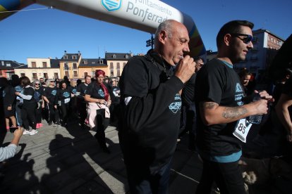 La marcha impulsada por AFA Bierzo partió de la plaza del Ayuntamiento de Ponferrada.