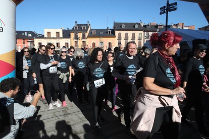 La marcha impulsada por AFA Bierzo partió de la plaza del Ayuntamiento de Ponferrada.