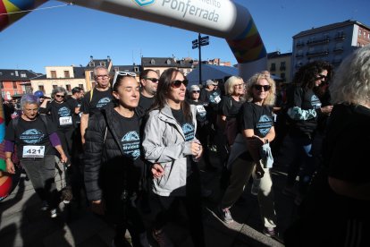 La marcha impulsada por AFA Bierzo partió de la plaza del Ayuntamiento de Ponferrada.