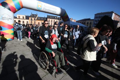 La marcha impulsada por AFA Bierzo partió de la plaza del Ayuntamiento de Ponferrada.