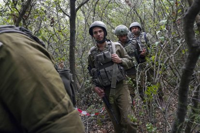 LABOUNEH (LÍBANO), 13/10/2024.- Soldados de las Fuerzas de Defensa de Israel caminan en territorio del sur de Líbano, zona controlada por el ejército israelí, en la que hasta hace muy poco operaba la milicia Hizbulá. EFE/Alejandro Ernesto