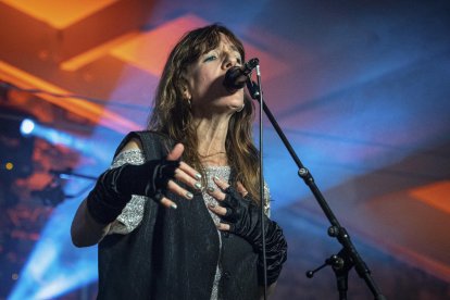 Miren Iza, cantante del grupo Tulsa, durante su concierto de este jueves en el escenario Vermú Torero de Bodegas Franco-Españolas de Logroño, en el marco del Festival Actual 2024. EFE/ Raquel Manzanares