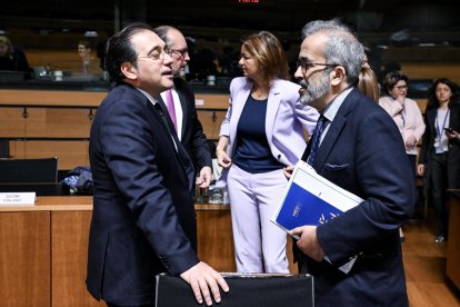 El ministro de Asuntos Exteriores español, José Manuel Albares (izq.), habla con el ministro de Asuntos Exteriores portugués, Paulo Rangel (der.), al inicio del Consejo Europeo de Asuntos Exteriores en la ciudad de Luxemburgo, Luxemburgo, el 14 de octubre de 2024. El Consejo de Asuntos Exteriores de octubre está presidido por el alto responsable de la política exterior de la UE, Josep Borrell. (Luxemburgo, Luxemburgo) EFE/EPA/CONSEJO EUROPEO FOLLETO SOLO USO EDITORIAL/NO VENTAFOLLETO SOLO USO EDITORIAL/NO VENTA