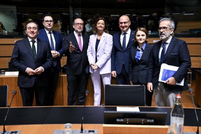 Una fotografía facilitada por el Consejo Europeo muestra (de izq. a der.) al ministro de Asuntos Exteriores de España, José Manuel Albares, al ministro de Asuntos Exteriores checo, Jan Lipavsky, al ministro de Asuntos Exteriores de Austria, Alexander Schallenberg, a la ministra de Asuntos Exteriores de Eslovenia, Tanja Fajon, al ministro de Asuntos Exteriores de Croacia, Gordan Grlic Radman, a la ministra de Asuntos Exteriores de Rumania, Luminita Odobescu, y al ministro de Asuntos Exteriores de Portugal, Paulo Rangel, posando para una fotografía de grupo al inicio del Consejo Europeo de Asuntos Exteriores en la ciudad de Luxemburgo (Luxemburgo), el 14 de octubre de 2024. El Consejo de Asuntos Exteriores de octubre está presidido por el alto responsable de la política exterior de la UE, Josep Borrell. (Croacia, Luxemburgo, Rumanía, Eslovenia, Luxemburgo) EFE/EPA/CONSEJO EUROPEO FOLLETO SOLO PARA USO EDITORIAL/NO SE VENDE