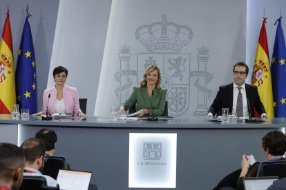 MADRID, 15/10/2024.- Las ministras de Vivienda, Isabel Rodríguez (i); Educación y portavoz del Gobierno, Pilar Alegría (c), y Economía, Carlos Cuerpo, en rueda de prensa tras la reunión del Consejo de Ministros, este martes en el Palacio de la Moncloa, en Madrid. EFE/ Zipi Aragon