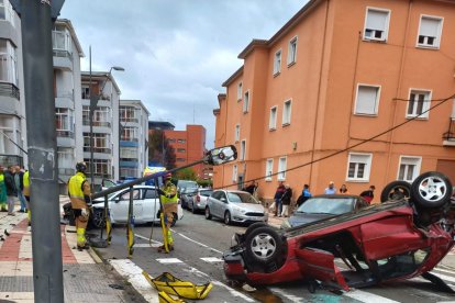 Un vehículo volcado tras el accidente.