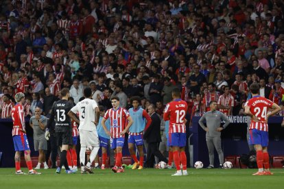 Jugadores del Atlético y del Real Madrid durante el parón en el partido de la LaLiga EA Sports que Atlético de Madrid y Real Madrid disputaron en el estadio Civitas Metropolitano. EFE/JJ Guillén/Archivo