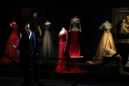 Piezas que forman parte de la exposición 'Caprile Lorenzo', un viaje por los vestidos más icónicos del modista inaugurada este martes en la Sala Canal de Isabel II en Madrid. EFE/ Borja Sanchez-Trillo