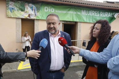 Gerardo Álvarez Courel ha premiado a Carolina López, Mª Carmen Marentes e Isabel Gómez.