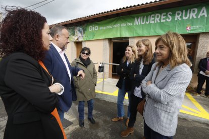 Gerardo Álvarez Courel ha premiado a Carolina López, Mª Carmen Marentes e Isabel Gómez.