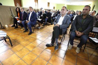 Gerardo Álvarez Courel ha premiado a Carolina López, Mª Carmen Marentes e Isabel Gómez.