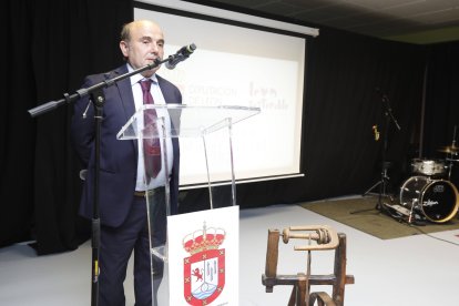 Gerardo Álvarez Courel ha premiado a Carolina López, Mª Carmen Marentes e Isabel Gómez.