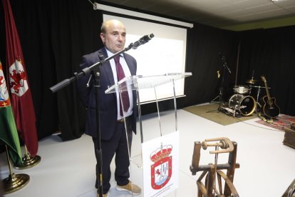 Gerardo Álvarez Courel ha premiado a Carolina López, Mª Carmen Marentes e Isabel Gómez.