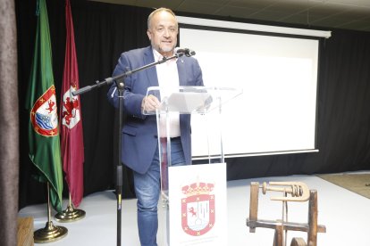 Gerardo Álvarez Courel ha premiado a Carolina López, Mª Carmen Marentes e Isabel Gómez.