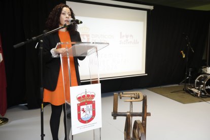 Gerardo Álvarez Courel ha premiado a Carolina López, Mª Carmen Marentes e Isabel Gómez.