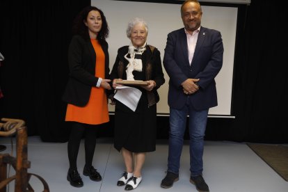 Gerardo Álvarez Courel ha premiado a Carolina López, Mª Carmen Marentes e Isabel Gómez.