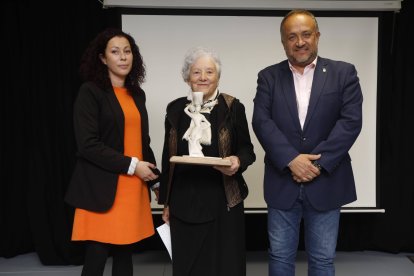 Gerardo Álvarez Courel ha premiado a Carolina López, Mª Carmen Marentes e Isabel Gómez.