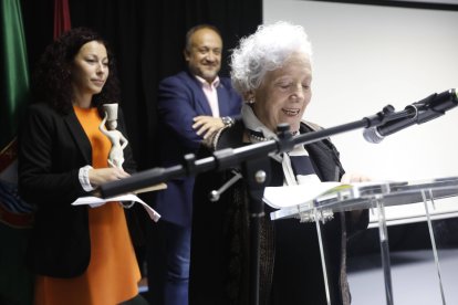 Gerardo Álvarez Courel ha premiado a Carolina López, Mª Carmen Marentes e Isabel Gómez.