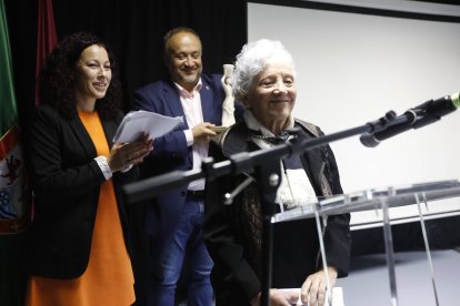 Gerardo Álvarez Courel ha premiado a Carolina López, Mª Carmen Marentes e Isabel Gómez.