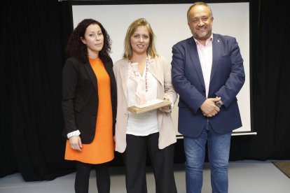 Gerardo Álvarez Courel ha premiado a Carolina López, Mª Carmen Marentes e Isabel Gómez.