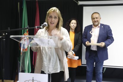 Gerardo Álvarez Courel ha premiado a Carolina López, Mª Carmen Marentes e Isabel Gómez.