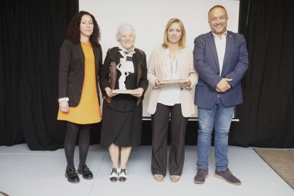 Gerardo Álvarez Courel ha premiado a Carolina López, Mª Carmen Marentes e Isabel Gómez.