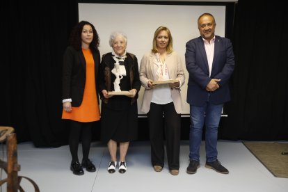 Gerardo Álvarez Courel ha premiado a Carolina López, Mª Carmen Marentes e Isabel Gómez.