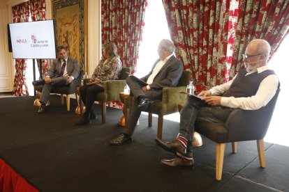 Miguel Pérez Cabezas, presidente de la Asociación de Amigos del Camino de Santiago, Paula Conde, alcaldesa de Sahagún y David Muriel, presidente de La Edades del Hombre.