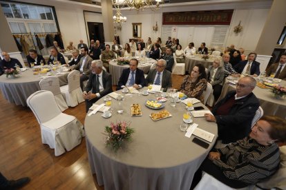 Aspecto que presentaba la sala, con las principales autoridades en primer término.